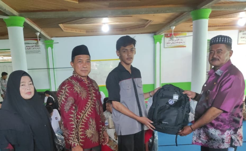 Kepala Sekolah SMKN 2, Deri Nofia menyerahkan bantuan kepada murid sekolah itu